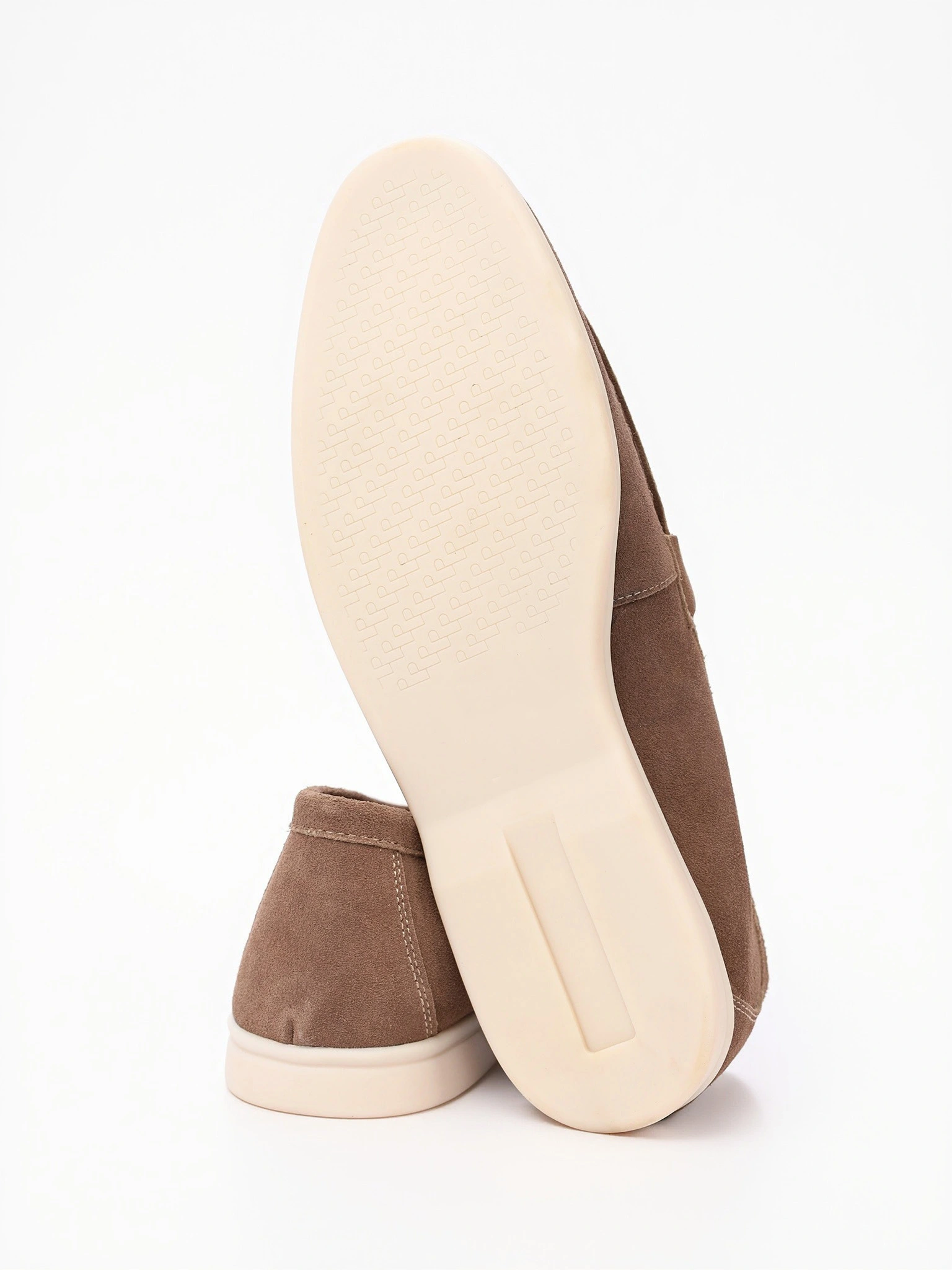 Туфли-лоферы серого цвета на низкой подошве